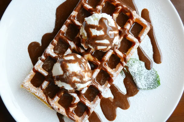 Waffle belga com sorvete, chocolate e hortelã — Fotografia de Stock