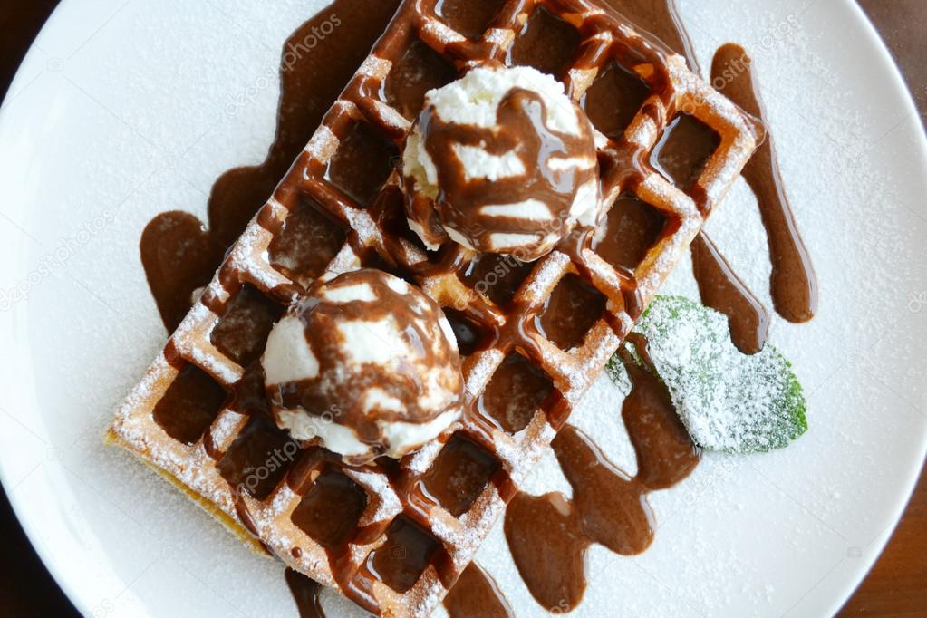 Belgische Waffel mit Eis, Schokolade und Minze Stockfotografie lizenzfreie Fotos