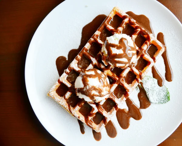 Waffle belga com sorvete, chocolate e hortelã — Fotografia de Stock