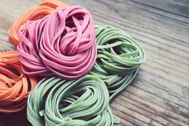 Renkli pişmemiş makarna çeşitleri ahşap tablo