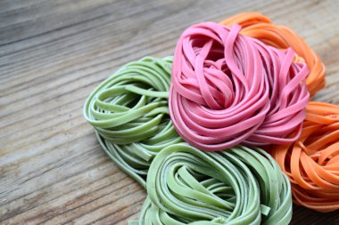 Renkli pişmemiş makarna çeşitleri ahşap tablo