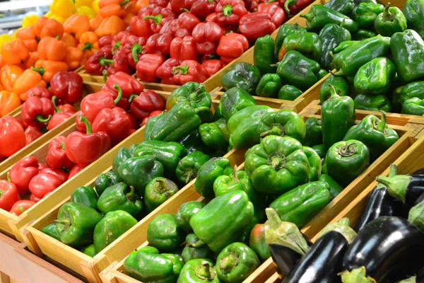 Sweet red, green and orange bell peppers in grocery store — Stock Photo, Image