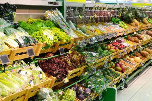 Hortalizas y frutas en el supermercado — Foto de Stock