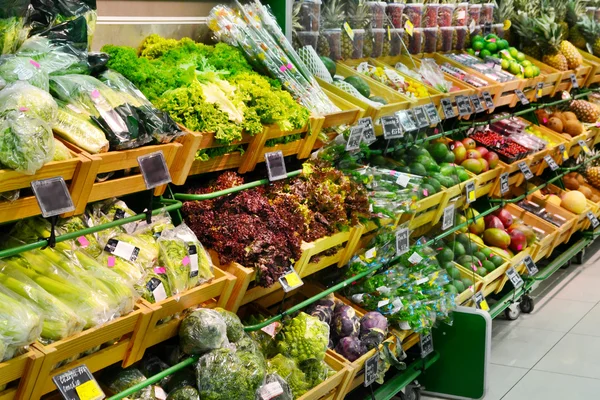 Groenten en fruit in de supermarkt — Stockfoto