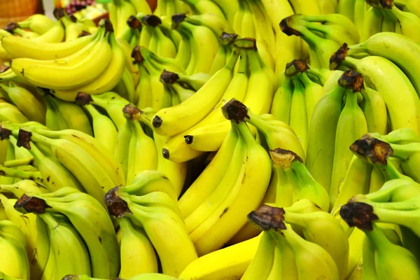 Bündel gelber Bananen im Regal — Stockfoto