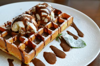 Dondurma, çikolata ve nane ile Belçika waffle