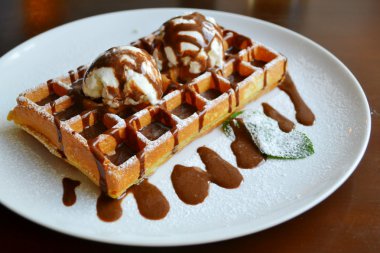Dondurma, çikolata ve nane ile Belçika waffle
