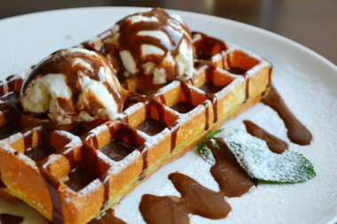 Dondurma, çikolata ve nane ile Belçika waffle