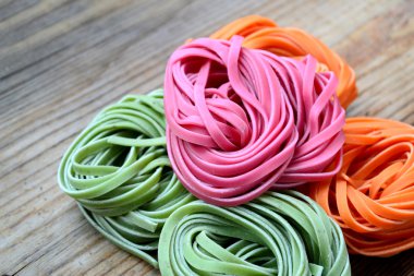 Renkli pişmemiş makarna çeşitleri ahşap tablo