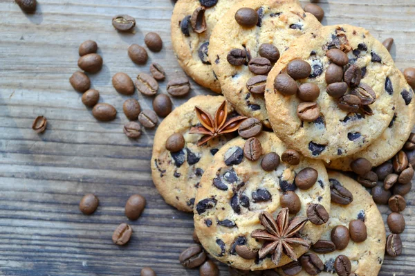 Biscuits au chocolat savoureux avec grains de café et étoiles d'anis — Photo