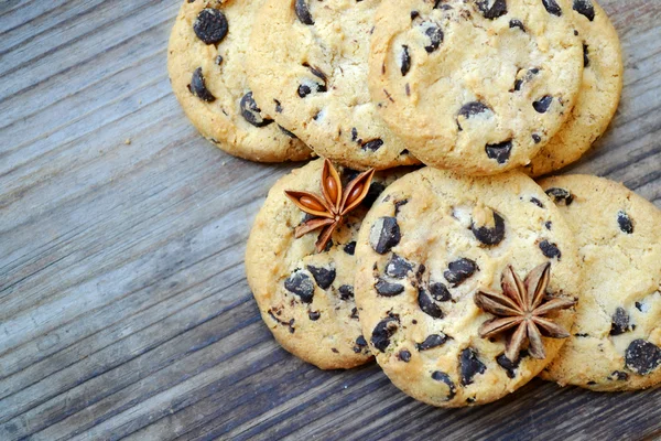 Вкусное шоколадное печенье с анисовыми звездами — стоковое фото