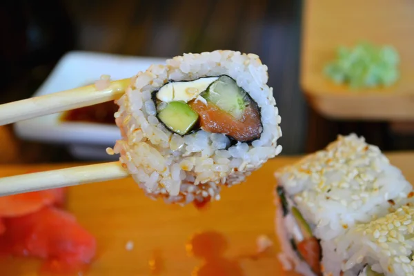 Köstliches Sushi mit Cucmber, Lachs und Philadelphia lizenzfreie Stockbilder