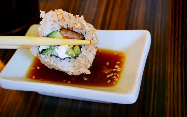 Lahodné sushi s cucmber, losos a philadelphia — Stock fotografie