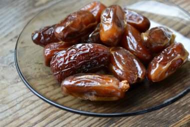 Ahşap masa üzerinde kahverengi tarihleri meyve