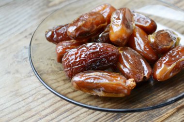 Ahşap masa üzerinde kahverengi tarihleri meyve