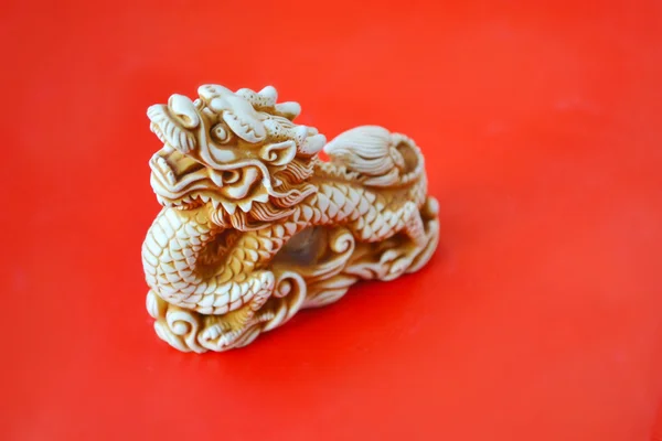 Famoso dragón chino aislado en rojo —  Fotos de Stock
