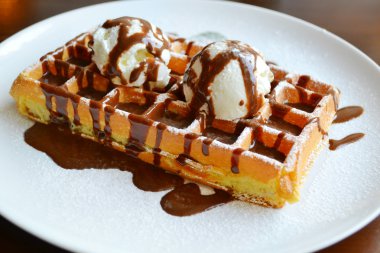 Dondurma, çikolata ve nane ile Belçika waffle