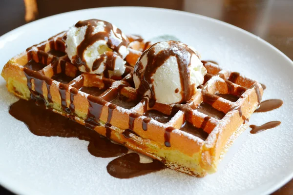 Gaufre belge à la crème glacée, chocolat et menthe — Photo