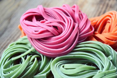 Renkli pişmemiş makarna çeşitleri ahşap tablo