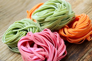 Renkli pişmemiş makarna çeşitleri ahşap tablo