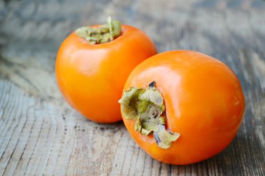 Ahşap masa üzerinde nefis turuncu hurma