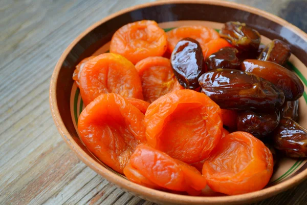 Albaricoques secos y dátiles marrones fruta en mesa de madera — Foto de Stock