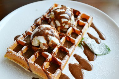Dondurma, çikolata ve nane ile Belçika waffle
