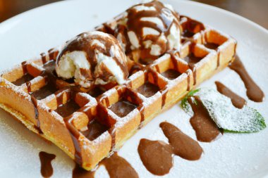 Dondurma, çikolata ve nane ile Belçika waffle