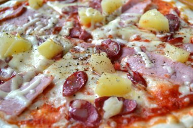 sosis ve ananas ahşap plaka üzerinde yuvarlak pizza