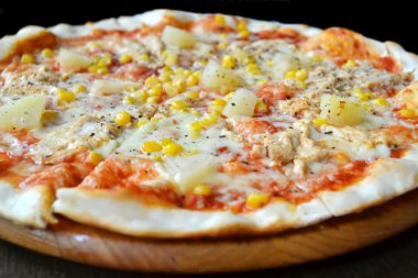 ananas ve tavuk bütün Hawai pizza