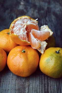 Tatlı ve ahşap masa üzerinde parlak mandalina