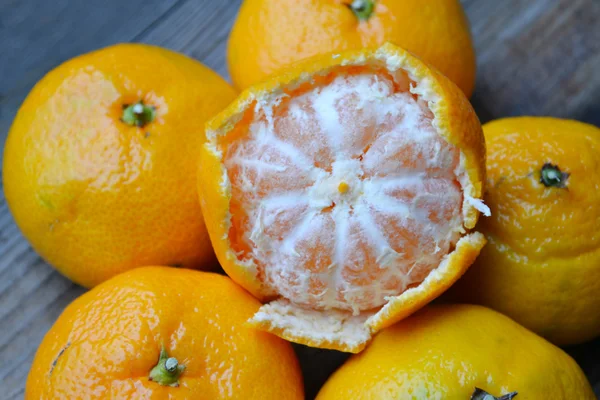 Tangerinas doces e brilhantes na mesa de madeira — Fotografia de Stock