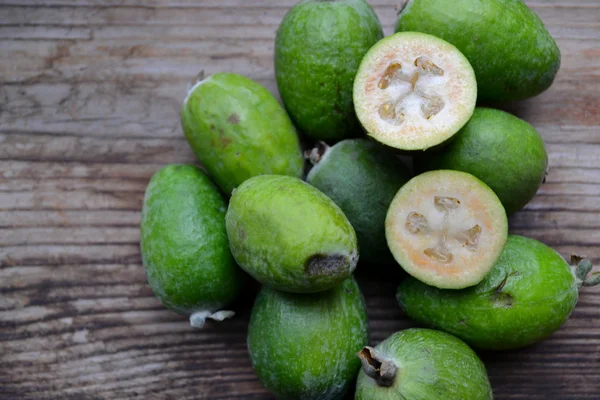 Owoców feijoa zielony na drewnianym stole — Zdjęcie stockowe