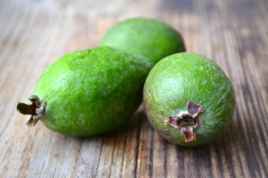 Ahşap masa üzerinde yeşil feijoa meyve