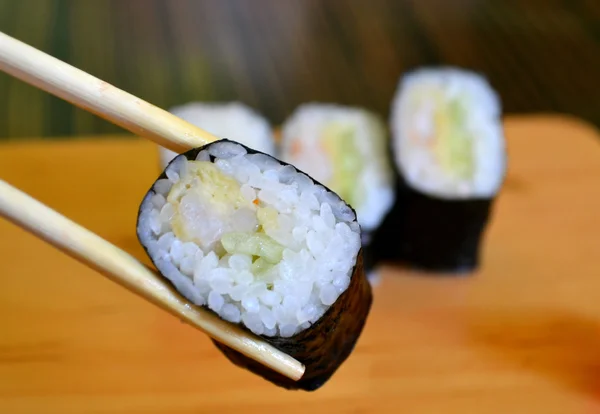 Lahodné sushi s cucmber a krevety — Stock fotografie