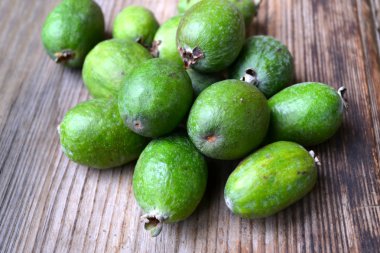 Ahşap masa üzerinde yeşil feijoa meyve