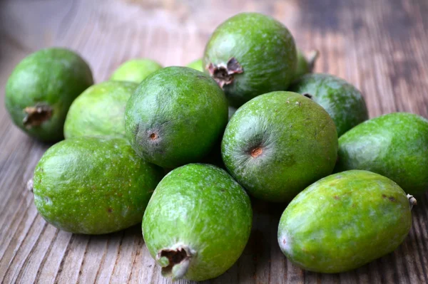 Fructe verzi feijoa pe masa de lemn — Fotografie, imagine de stoc