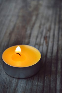 Ahşap masa küçük sarı mum