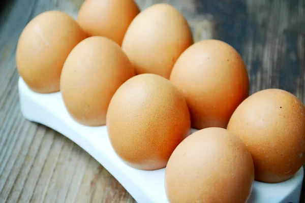 Huevos marrones en una cesta sobre mesa de madera —  Fotos de Stock