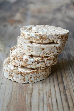 pirinç kekleri ahşap masa üzerinde yuvarlak