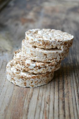 pirinç kekleri ahşap masa üzerinde yuvarlak