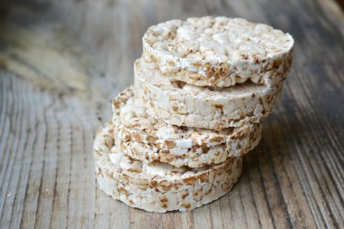 pirinç kekleri ahşap masa üzerinde yuvarlak