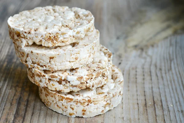 Tortas de arroz redondas sobre mesa de madera — Foto de Stock