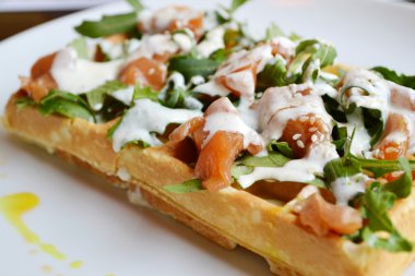Roka, krema sos ve somon ile Belçika waffle