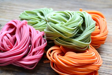 Renkli pişmemiş makarna çeşitleri ahşap tablo