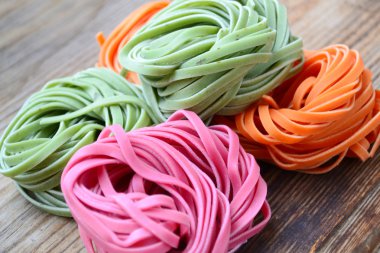 Renkli pişmemiş makarna çeşitleri ahşap tablo