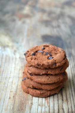 Tahta masada lezzetli çikolatalı kurabiyeler.