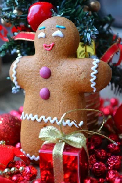 Árvore de Natal e um homem biscoito feito de pão de gengibre — Fotografia de Stock