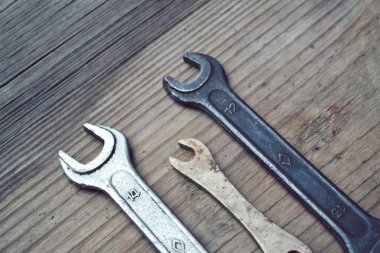 Küçük dizi demir anahtarı ve somun anahtarları