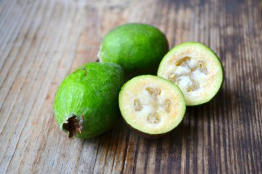 Ahşap masa üzerinde yeşil feijoa meyve